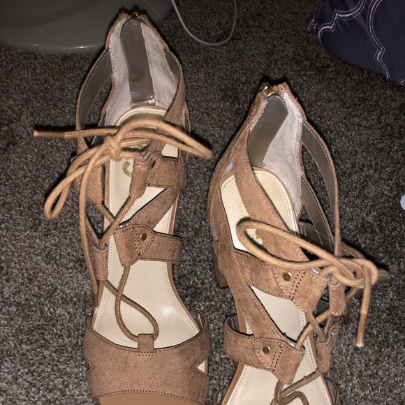 Tan heels. - Picture 2 of 4